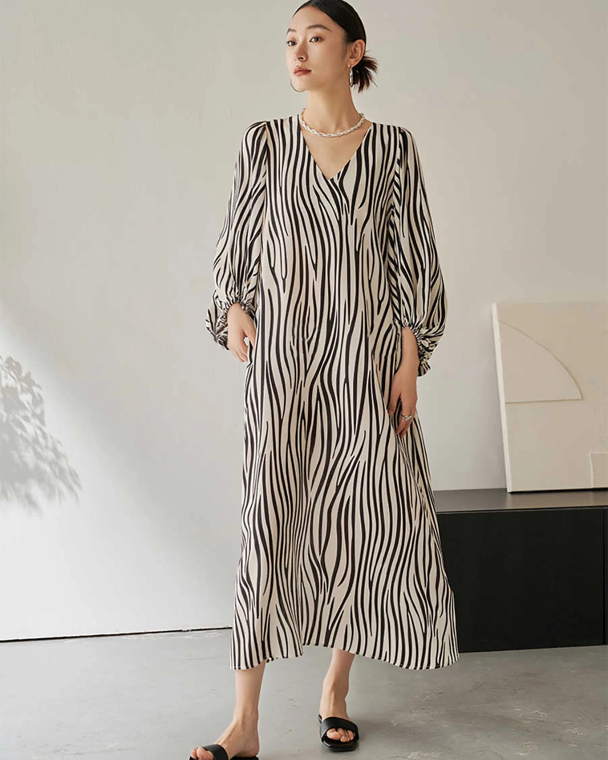 Lange jurk met losse pasvorm en speelse zebra look