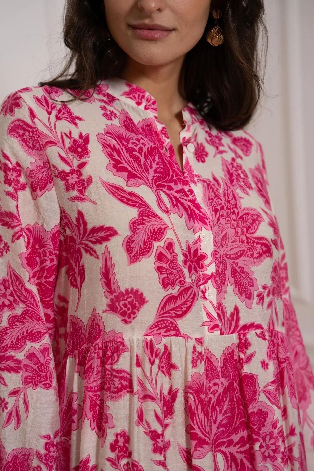 Lange damesjurk met print en lange mouwen voor een elegante uitstraling
