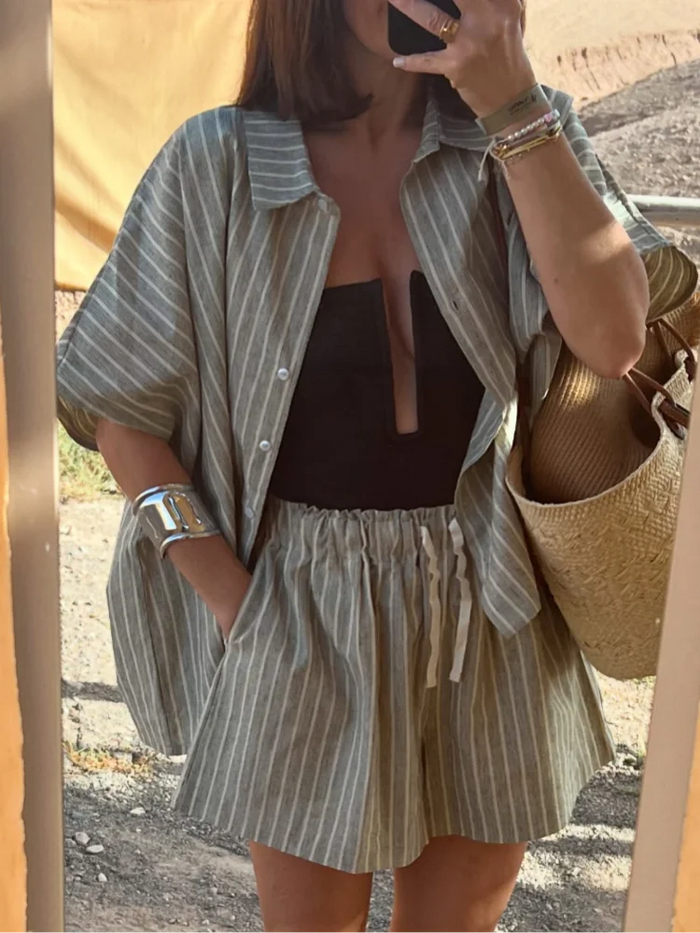 Tweedelige set met gestreepte blouse met korte mouwen en bijpassende short