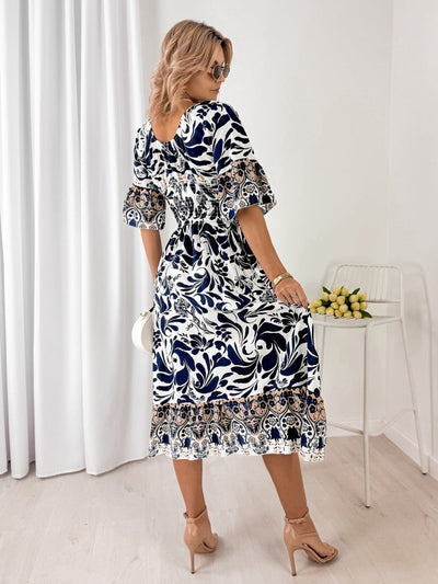 Trendy midi jurk met korte mouwen en V-hals in speelse stij
