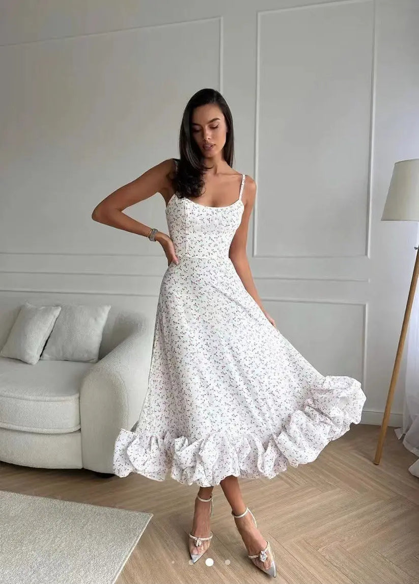 Elegante midi jurk met dunne bandjes en ruches aan de zoom