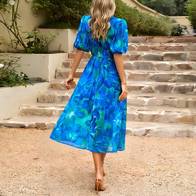 Elegante midi zomerjurk met speelse print en luchtige stijl