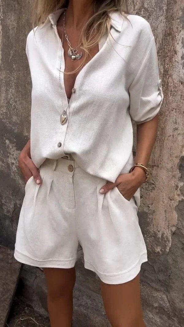 Luchtige zomerset met kortemouwen overhemd en bijpassende korte broek met knopen