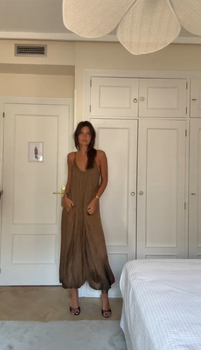 Elegante jumpsuit met dunne bandjes en wijde lange broek
