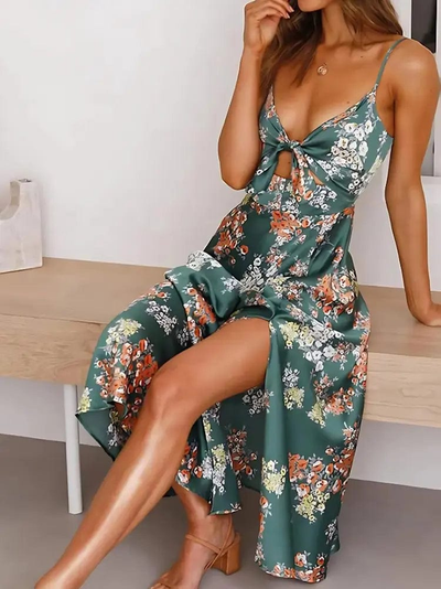 Lange damesjurk met bloemenmotief en fijne bandjes voor warme dagen