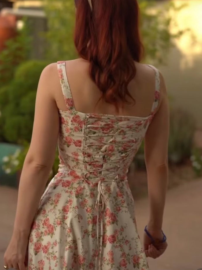 Zomerse midi jurk met bloemenpatroon en fijne schouderbandjes