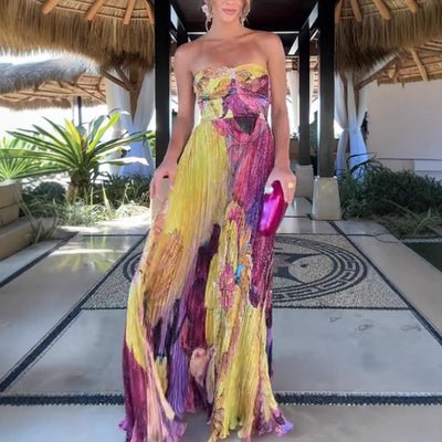 Vloeiende strapless damesjurk met sierlijke plooien en speelse uitstraling