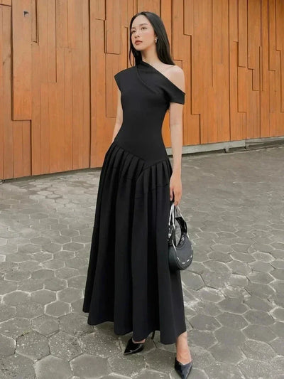 Trendy lange damesjurk met open schouderlijn en elegante pasvorm