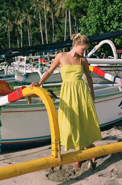 Delicate zomer midi jurk met dunne spaghettibandjes