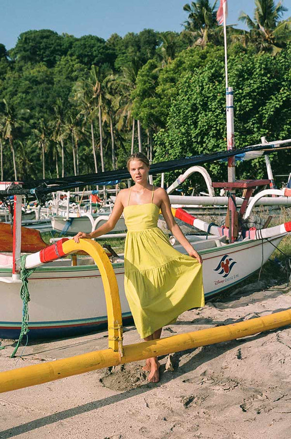 Delicate zomer midi jurk met dunne spaghettibandjes
