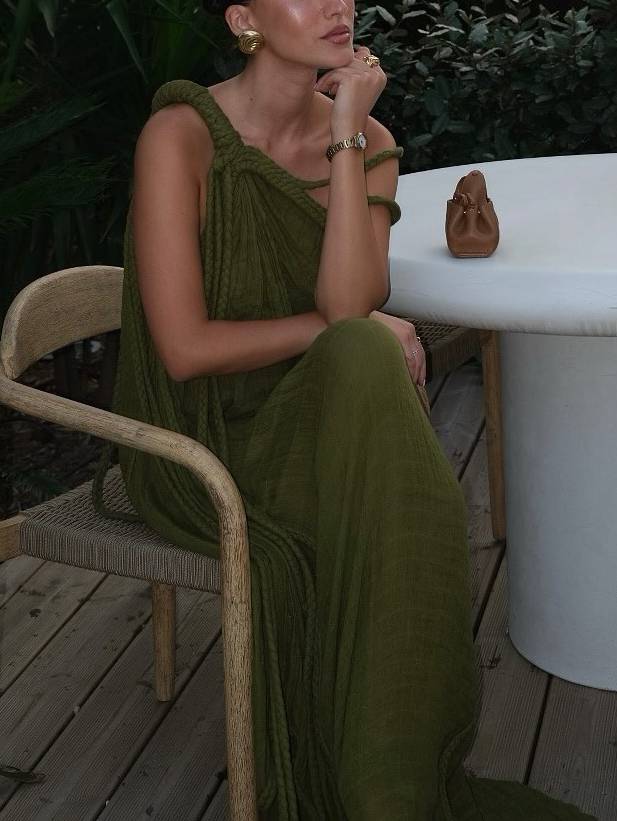 Elegante maxi jurk met off shoulder stijl en gevlochten detail