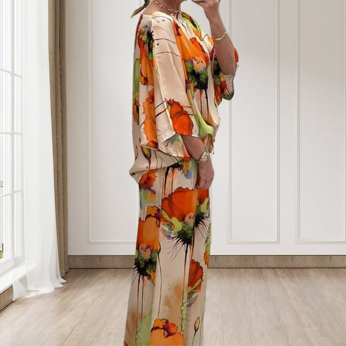 Tweedelige dames set met losse broek en top met wijde mouwen en bloemenpatroon