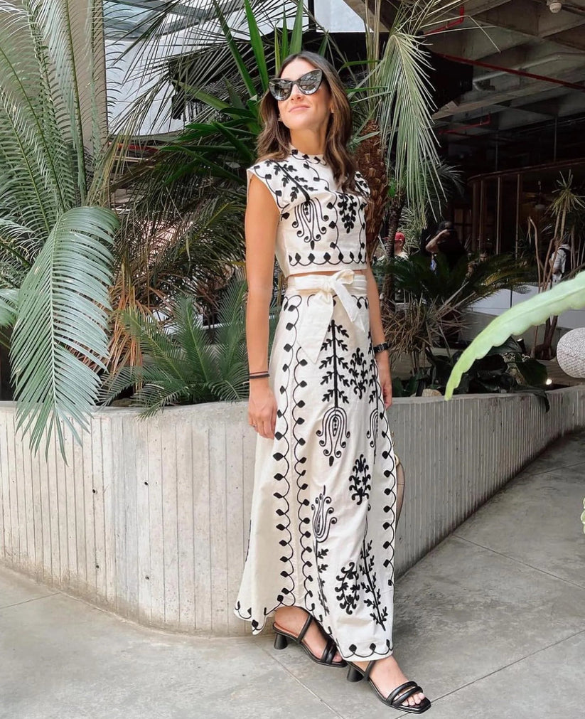 Tweedelige set met mouwloze top en zwierige rok met print