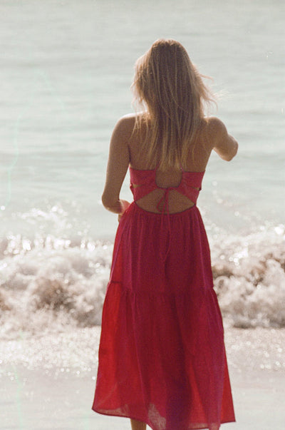 Delicate zomer midi jurk met dunne spaghettibandjes