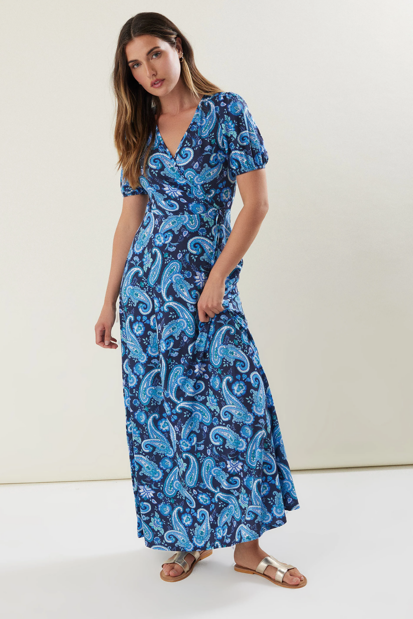 Lange damesjurk met bloemenprint en elegante uitstraling voor zomerse dagen