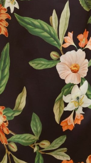 Zomerse lange jurk met één schouder en hoge hals met bloemenprint