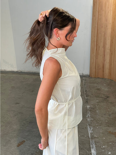 Mouwloze top met strikdetail en elegante uitstraling