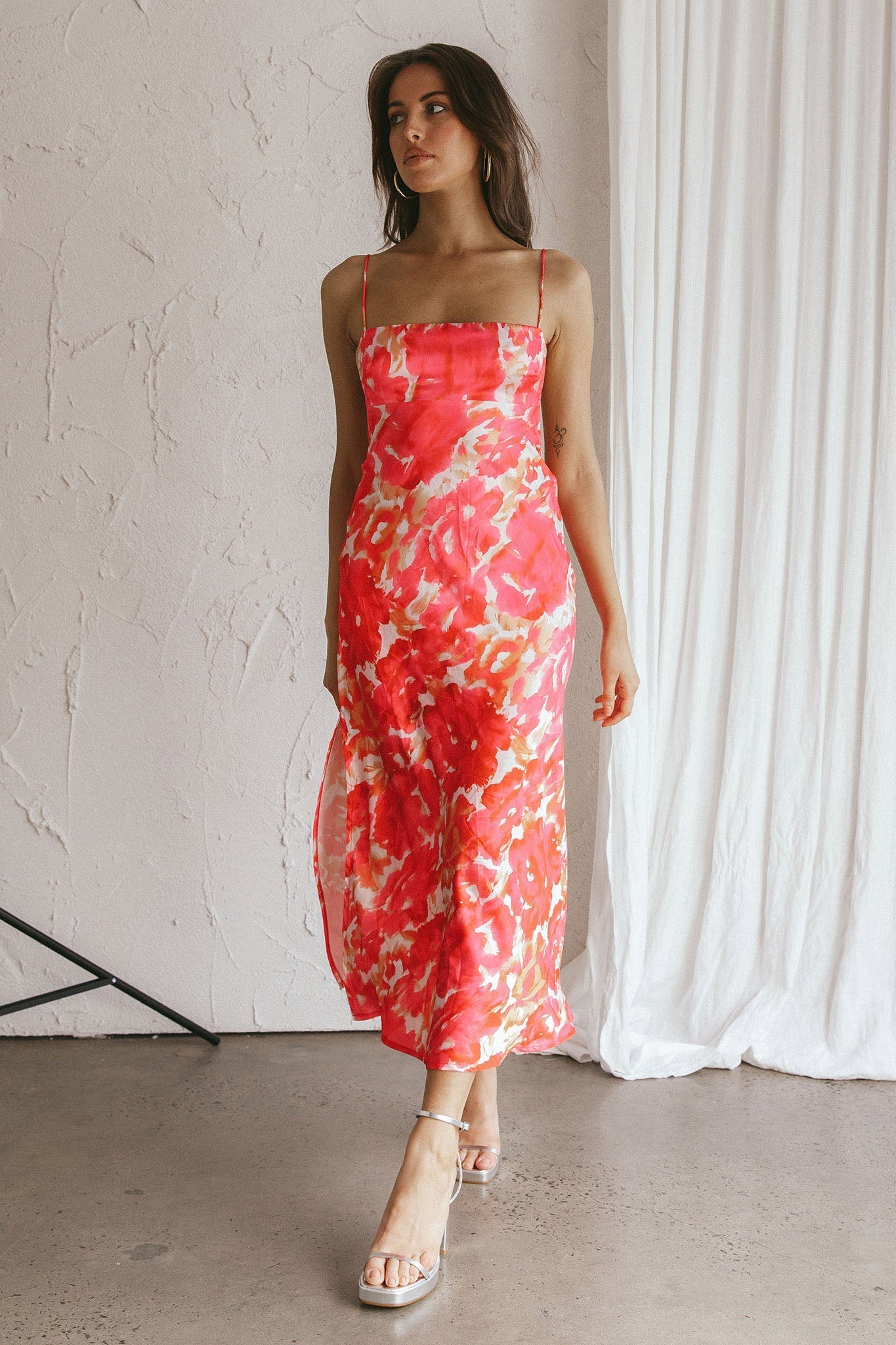 Delia - Roze Bloemen Midi Jurk met Lage Rug voor een Zoet Leven