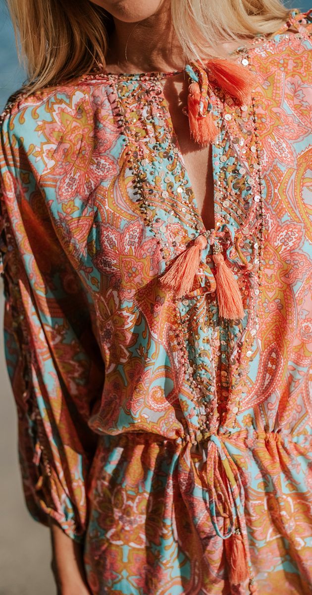 Korte tuniek met print lange wijde mouwen en een open halsdetail voor een boho uitstraling