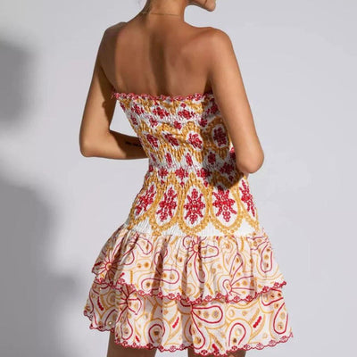 Elegante strapless mini jurk met gelaagde rok en moderne uitstraling