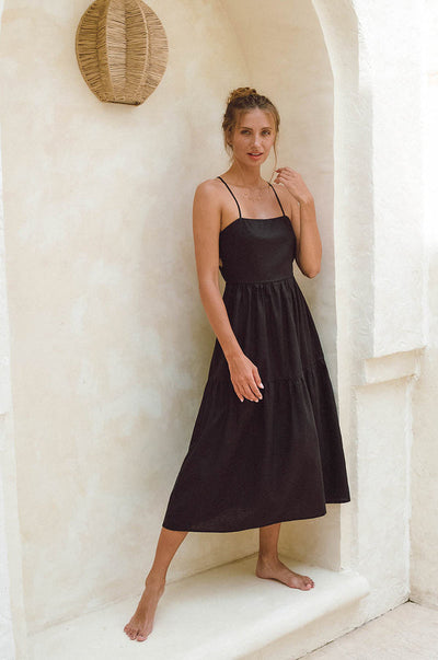 Delicate zomer midi jurk met dunne spaghettibandjes