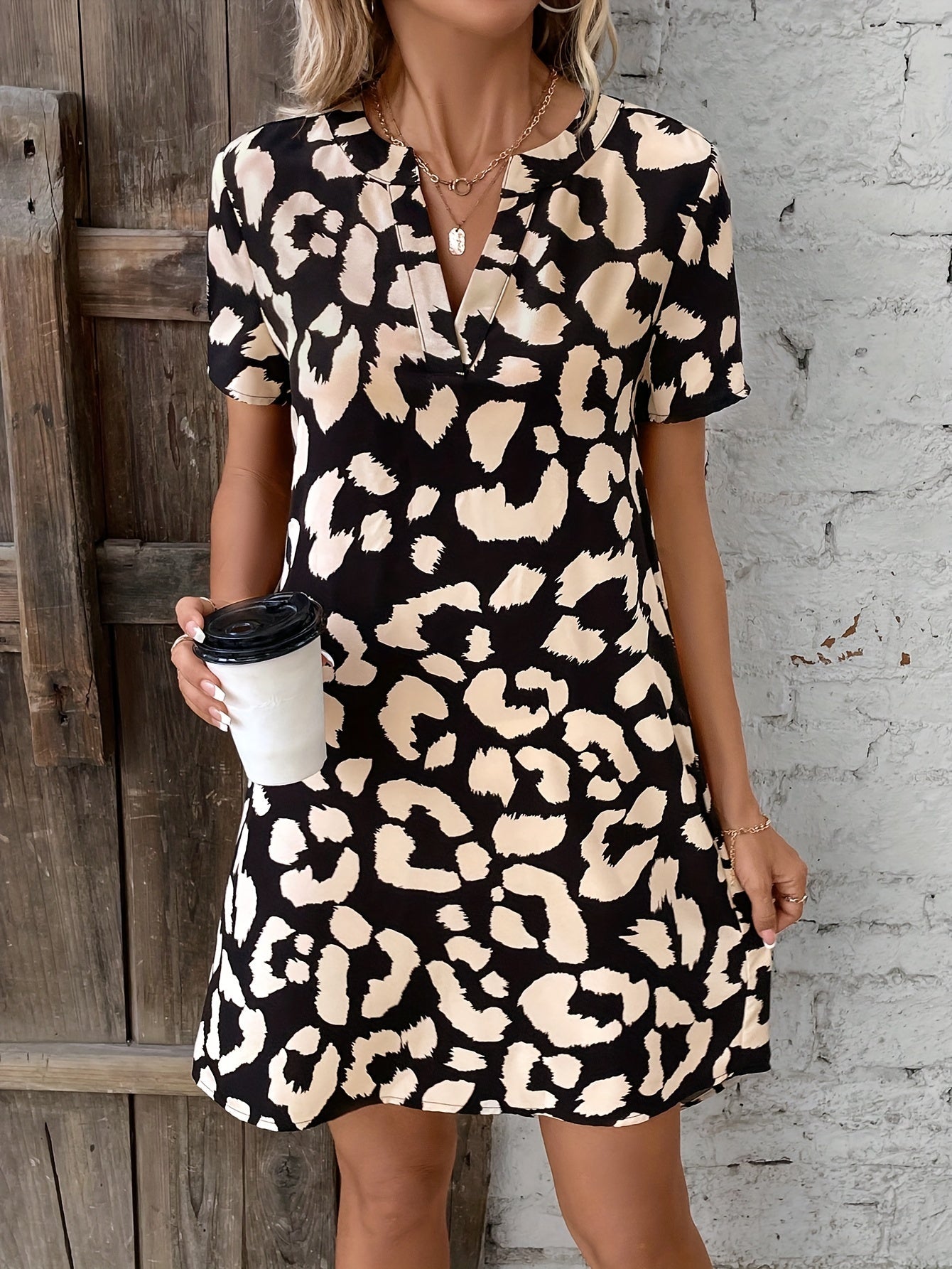 Zomerse mini jurk met elegante print en korte mouwen