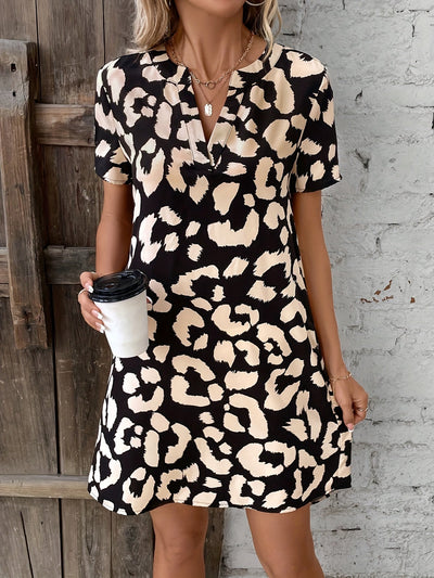 Zomerse mini jurk met elegante print en korte mouwen