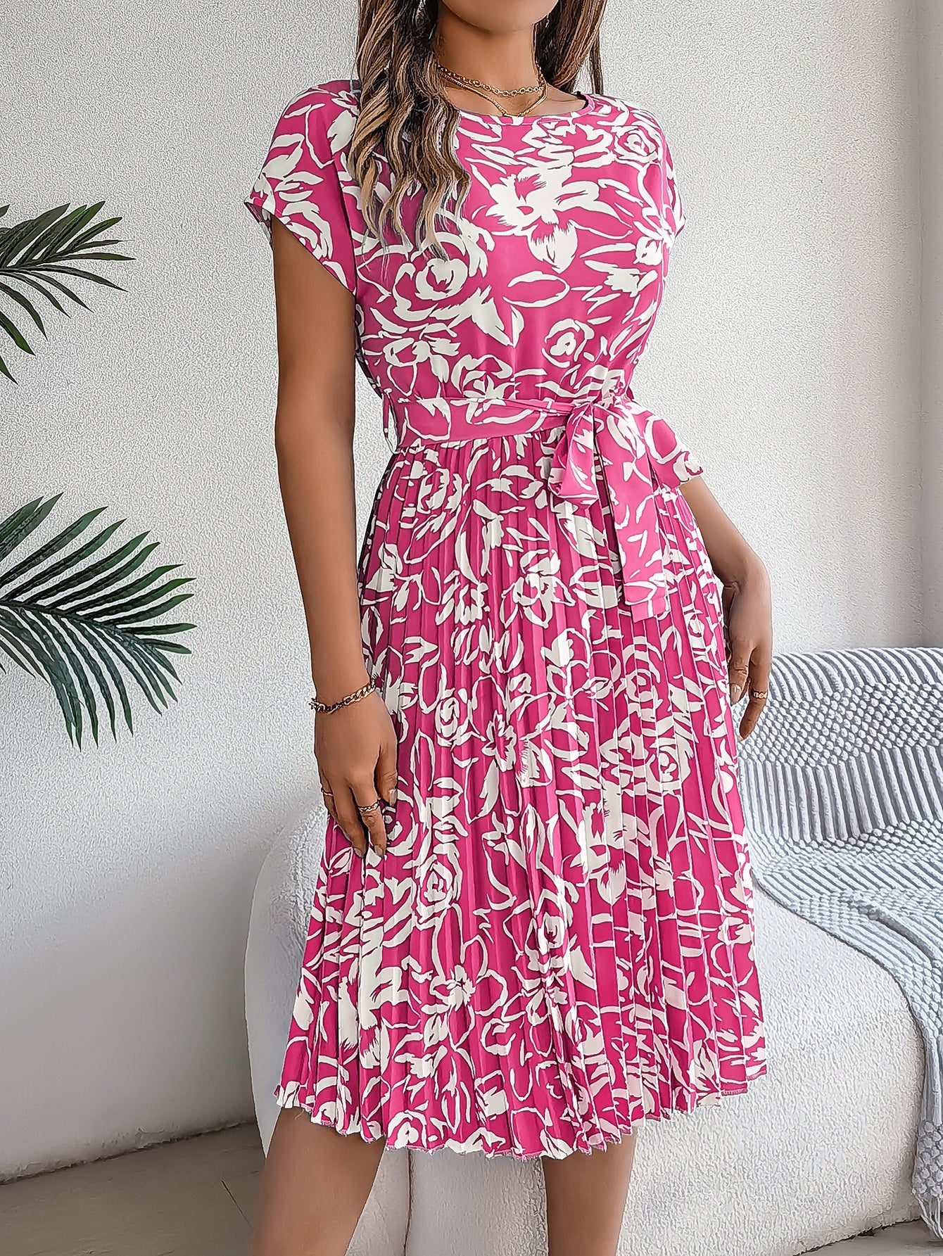 Elegante jurk met bloemenprint strikdetail en geplooide rok