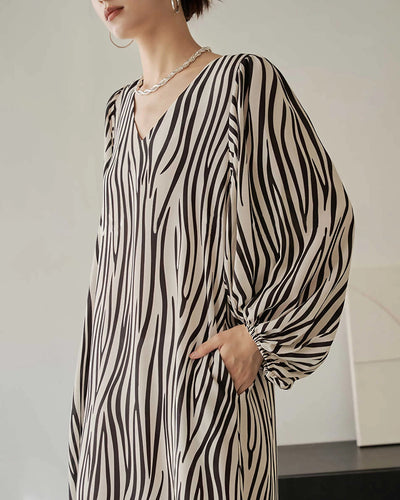 Lange jurk met losse pasvorm en speelse zebra look