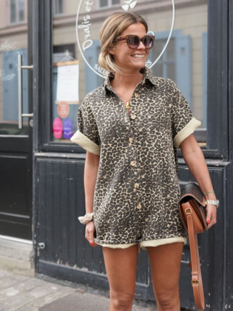 Korte dames jumpsuit met korte mouwen en speels dierenmotief