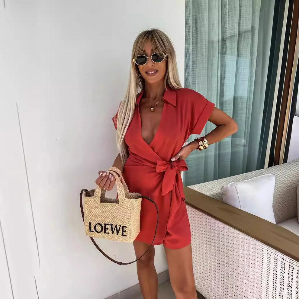 Zomerse dames jumpsuit met elegante halslijn en korte broek voor een casual look