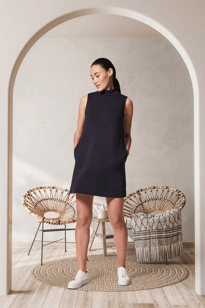Mouwloze mini jurk met hoge hals en elegante stijl