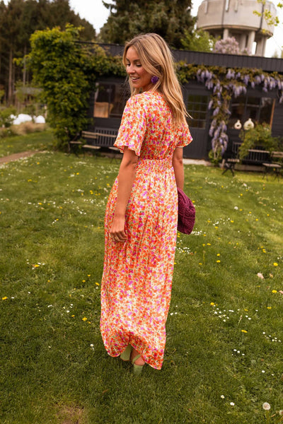 Zomerse maxi jurk met bloemen en korte mouwtjes