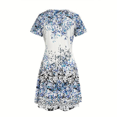 Korte zomerjurk met korte mouwen en minimalistische stijl