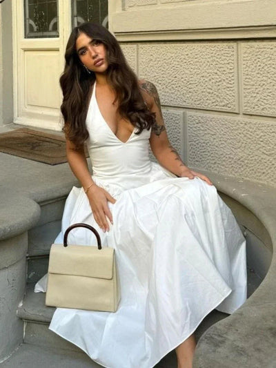Elegante halterjurk zonder mouwen met plooien en open rug in midi lengte voor zomerse gelegenheden