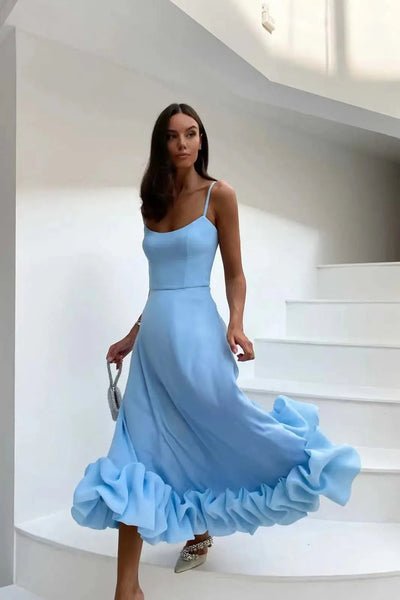 Elegante midi jurk met dunne bandjes en ruches aan de zoom