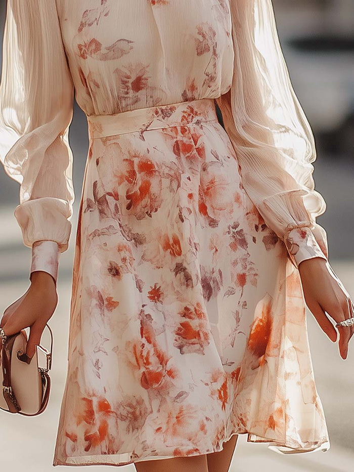Korte damesjurk met bloemenmotief en lange mouwen voor een luchtige look