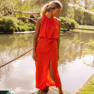 Mouwloze midi jurk met hoge uitsnijding voor een elegante uitstraling