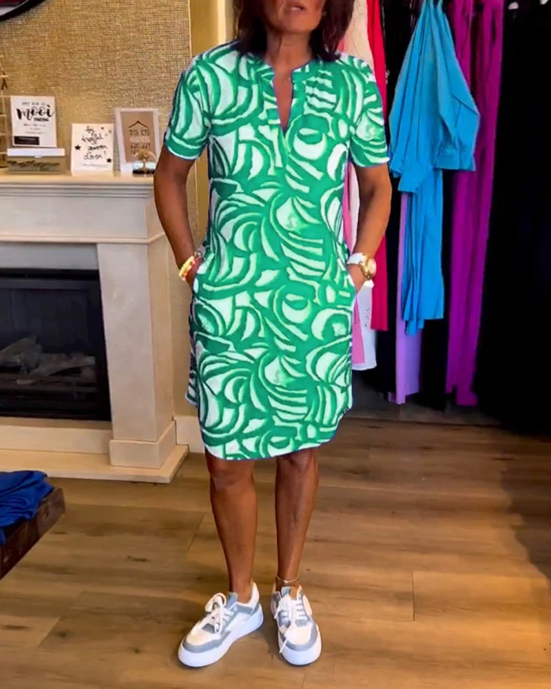 Zomerse damesjurk met abstracte print voor een relaxte en stijlvolle look
