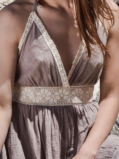 Lichte zomerse maxi halterjurk met open rug voor zonnige dagen
