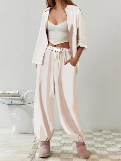 Los damespyjamaset met doorknoopshirt en wijde broek