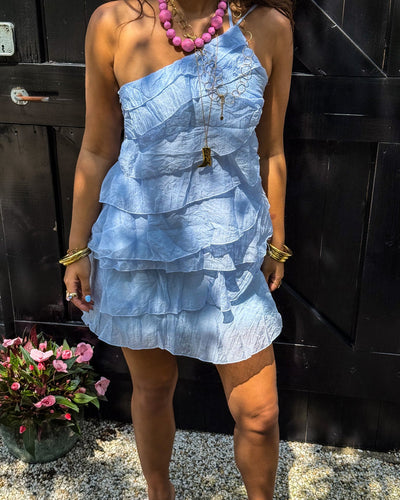 Zomerse mini jurk met ruches en asymmetrische schouderband