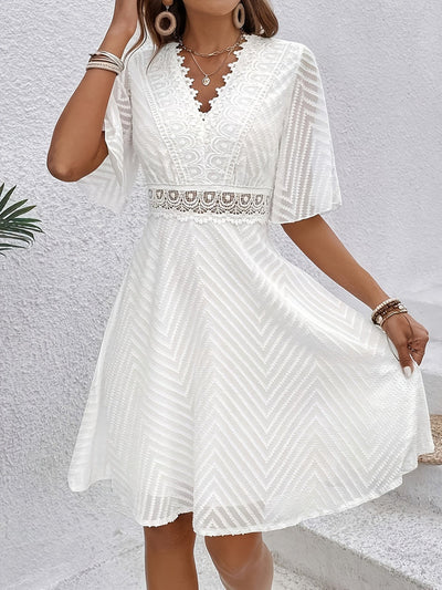Elegante korte zomerjurk met V-hals en verfijnde details voor feestelijke gelegenheden