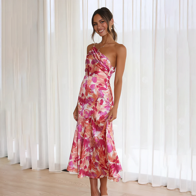 Zomerse midi jurk met bloemenmotief en asymmetrische schouderband