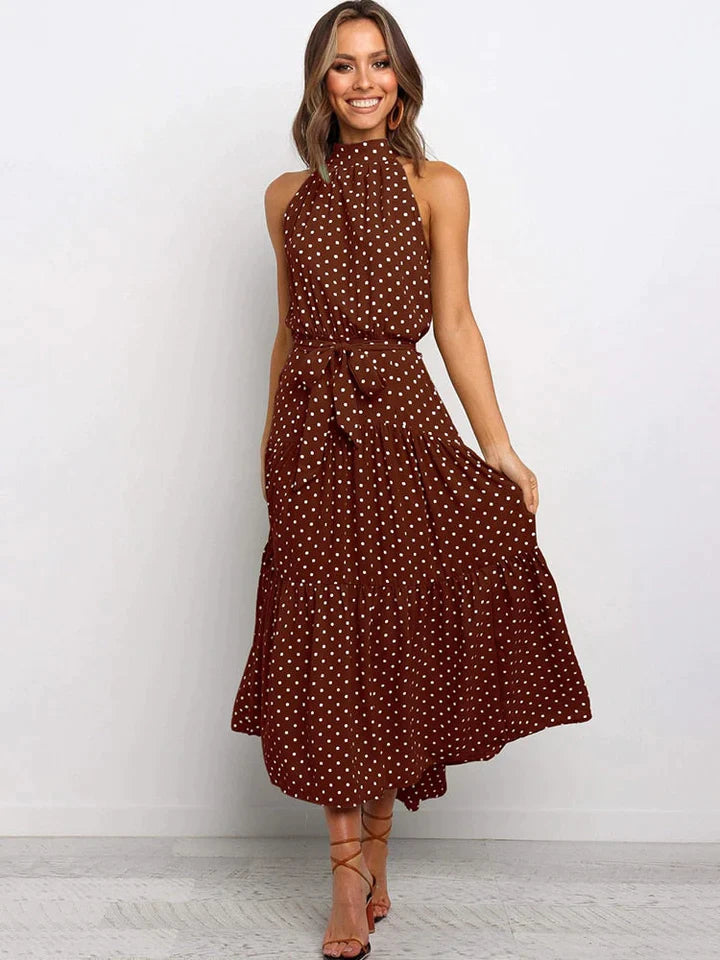 Stijlvolle zomer maxi jurk met stippenprint en halterstijl
