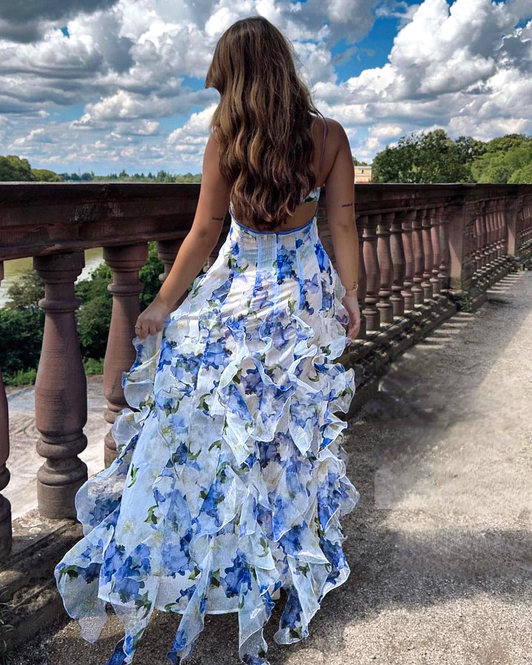 Vrouwelijke zomerjurk met bloemenprint en speelse ruches op smalle bandjes