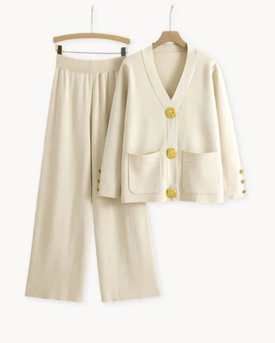 Stijlvolle damesoutfit met een jas met grote knopen en een wijde broek