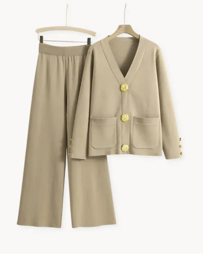 Stijlvolle damesoutfit met een jas met grote knopen en een wijde broek