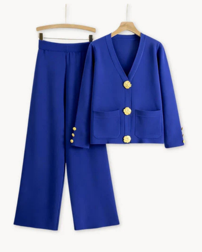 Stijlvolle damesoutfit met een jas met grote knopen en een wijde broek