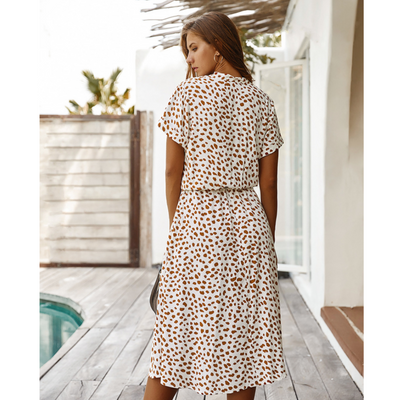 Elegante midi jurk met stippenprint en korte mouwen